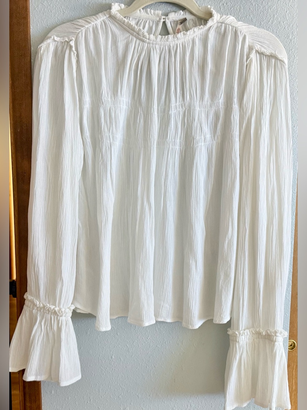 Free People white Blouse Bell Cuffs S Lightweight Poet Style Top⭐️Like New⭐️
